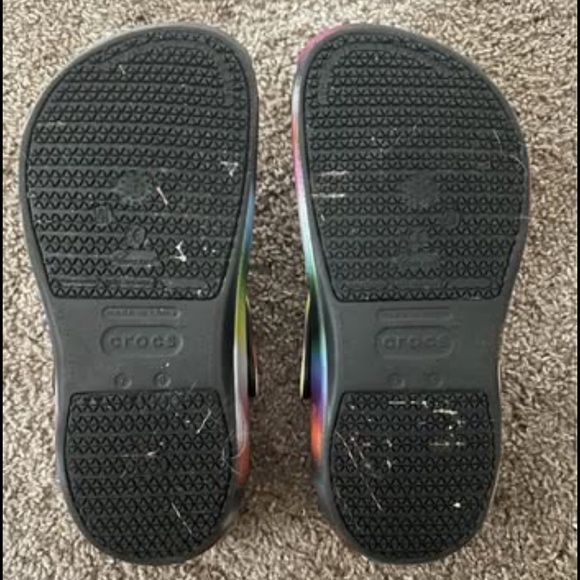 Multi colored crocs women’s size 9 and 7 in men’s - Picture 2 of 2